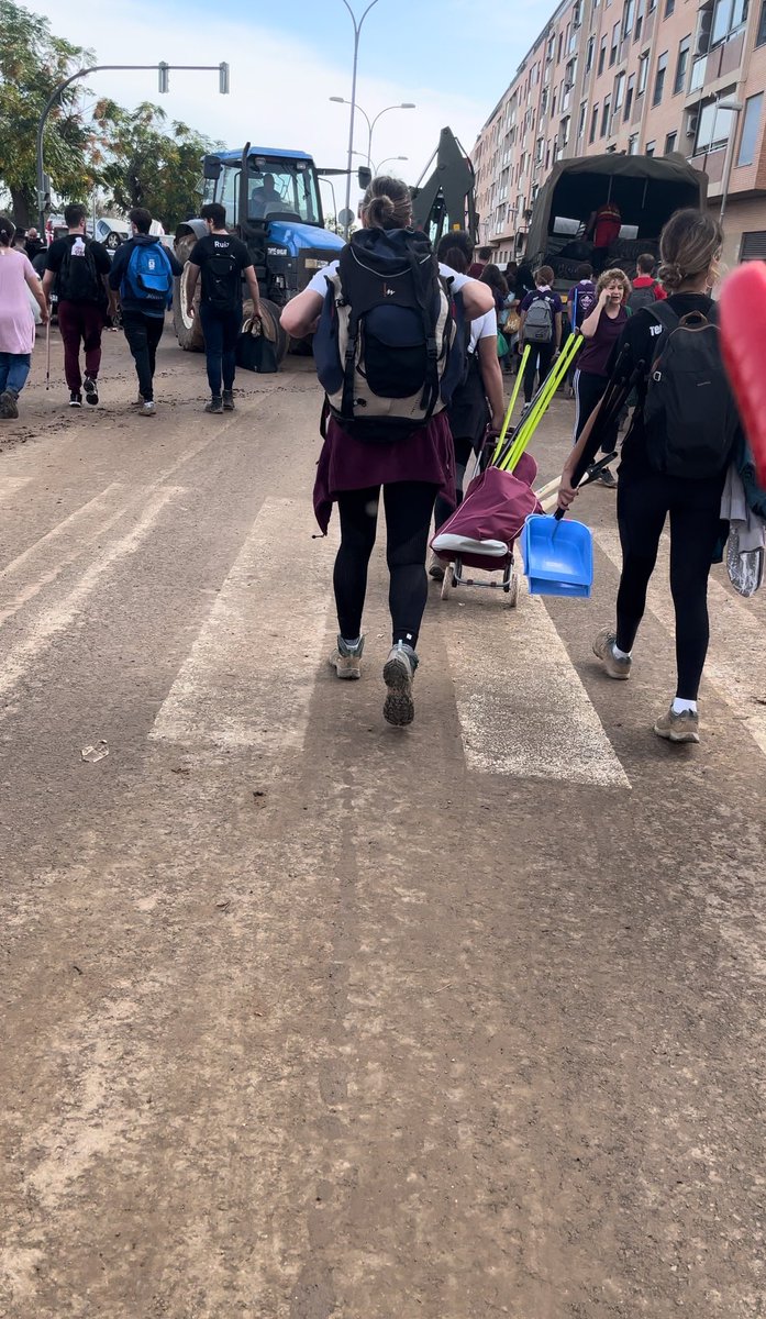 Alyanm743Alm's tweet photo. Un poble en moviment, el valencià, que ja no espera res dels seus governants, desplaçant-se en massa als pobles més afectats per a ajudar, davant la inacció de les institucions, ni per descomptat en els miserables que han intentat aprofitar políticament la situació. https://t.co/VaPytHg1pA