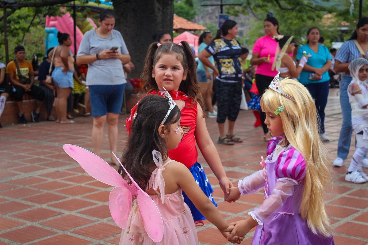 Capialcaldia's tweet photo. El Día Dulce en Capitanejo fue una celebración llena de colores, sonrisas y diversión para nuestros niños y niñas. Una tarde mágica en la que disfrutamos juntos de juegos, actividades y disfraces inolvidables. Agradecemos a las familias que hicieron parte de esta celebración https://t.co/vCtBWrBpd3