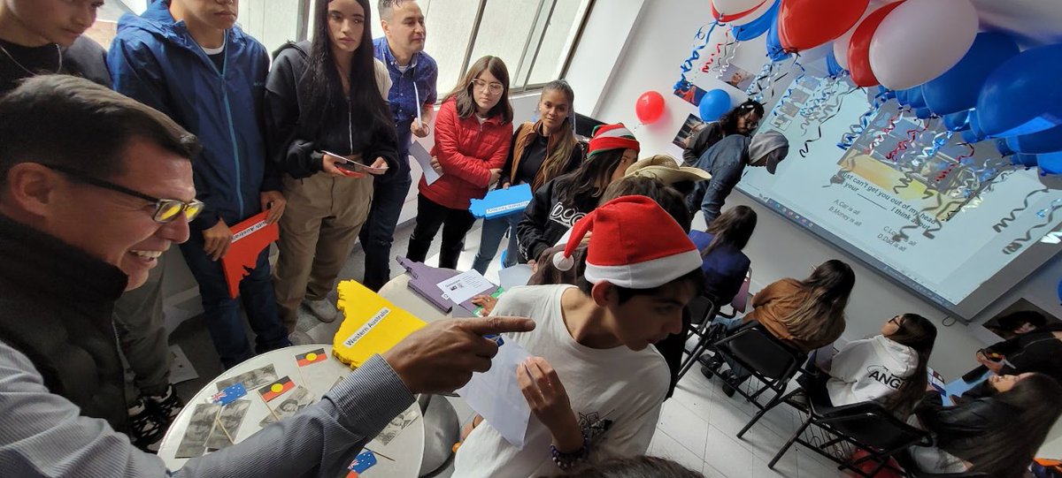 DECUCentral's tweet photo. Colores y Culturas: Celebrando la Diversidad Anglófona 🇺🇸🇨🇦🇬🇧🇦🇺 en nuestro Programa de Inglés de la @ucentralbogota.

Nuestros estudiantes disfrutaron de este evento donde pudieron explorar la riqueza y diversidad de las culturas que comparten el idioma inglés.

#CursoInglés https://t.co/JLTUFRYEWa