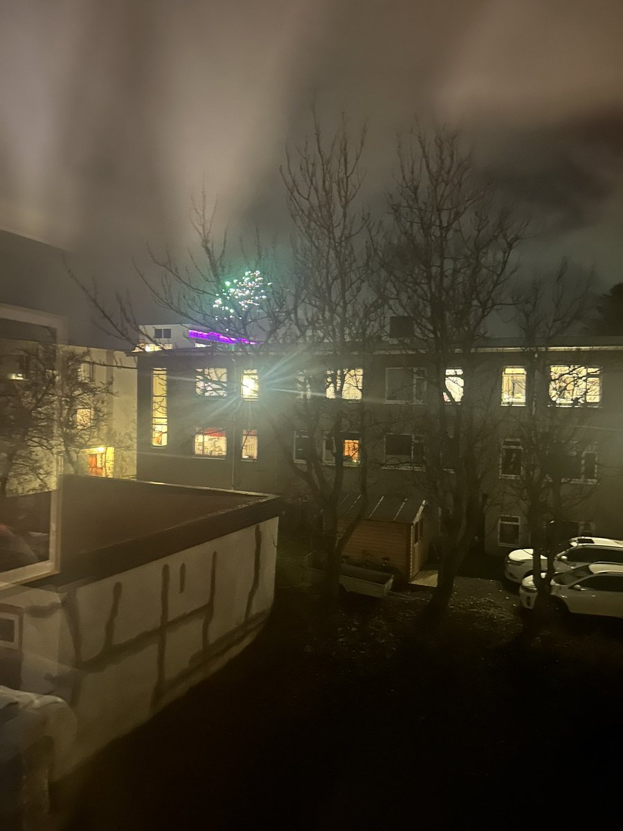 Fólk í hlíðunum er strax farið út að sprengja flugelda - það er vísbending um að þeim finnist skaupið ekki gott