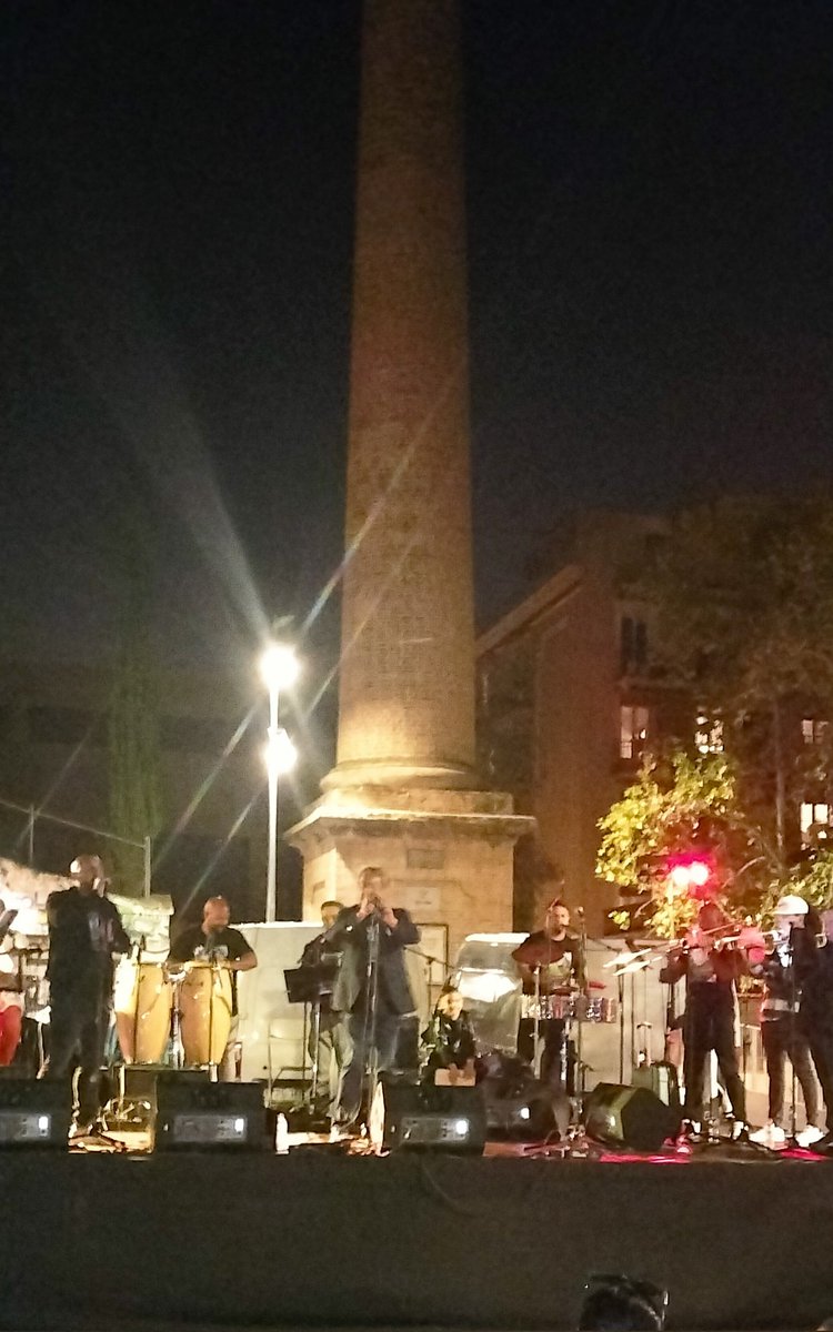 Avui si, la pluja ha deixat que es celebrés la Festa tribut al grup Salsa Gitana. Hem passat una bona estona escoltant i ballant Rumba. Abans de començar s'ha guardat un minut de silenci, en record de les persones mortes i desaparegudes causades per la Dana.