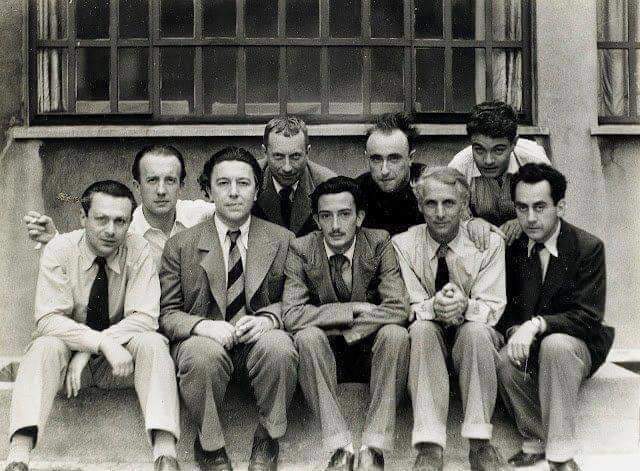 Grupo Surrealista  (1933):

Tristan Tzara, Paul Eluard, Andre Breton, Hans Arp, Salvador Dali, Yves Tanguy, Max Ernst, Rene Crevel y Man Ray.