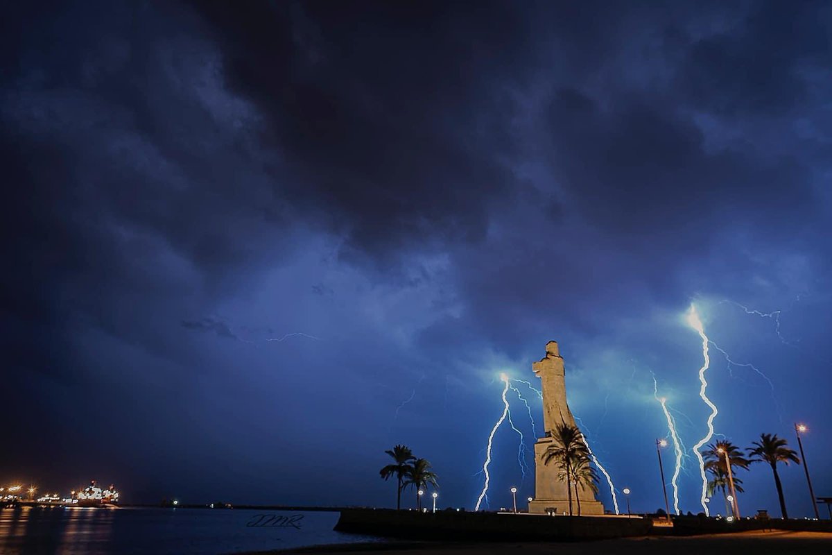 ¿Buen momento para recordar esta foto, no?
Hace tres años que la hice, sigue impresionando.

Huelva 🌩️