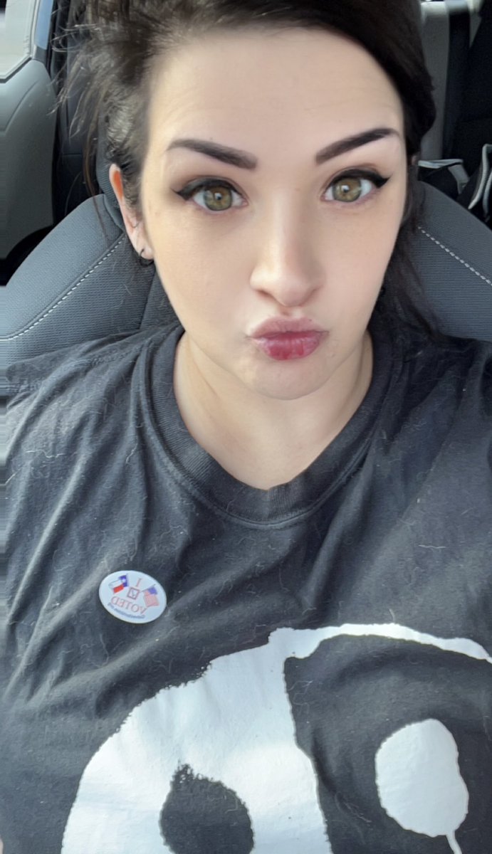 KillaKim16's tweet image. Voted in my fob shirt and shoes for #falloutboyfriday 🖤✌🏻