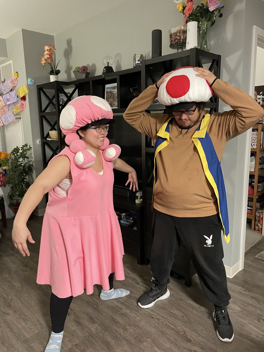 J3SSIC0W's tweet photo. happy halloween !! 🎃👻🍭 

didn’t get a chance to finish toadette’s jacket but that’s what happens when you hand sew everything ☠️ 

was totally worth it to be recognized as princess peach as a mushroom tho !! 🍄👑 https://t.co/jA31I4qoSL