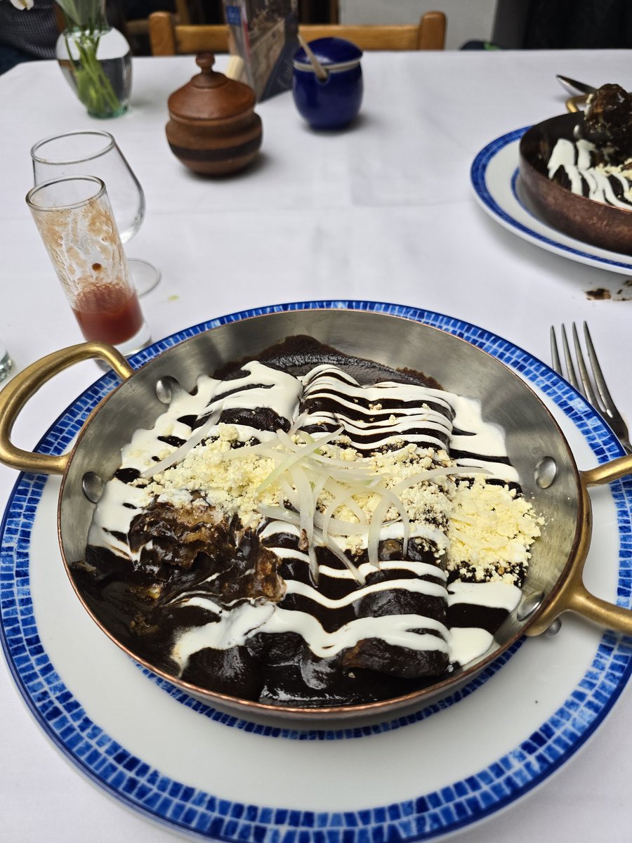 Enchiladas de mole Negro ,en la Capirucha!!