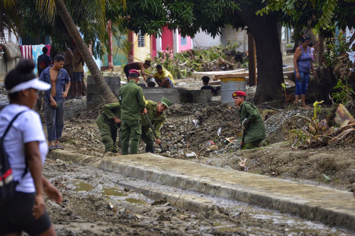 AylinAlvarezG's tweet photo. En tiempos de emergencia energética y de recuperación por el huracán Oscar, decimos como #Fidel:

"Un pueblo así, que de tal manera y tan serenamente, tan admirablemente afronta situaciones tan difíciles, es un pueblo que tiene derecho a conquistar lo que anhela". https://t.co/uUjW6fgarS