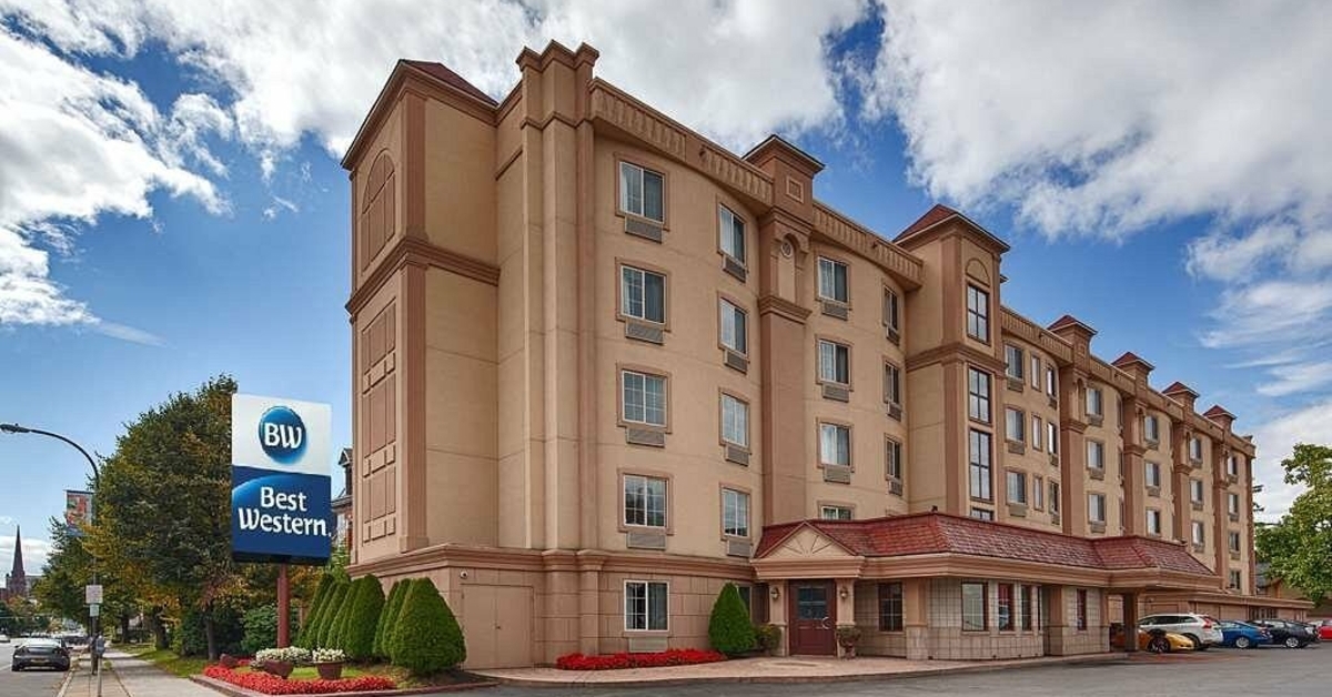 BestWesternAve's tweet image. Experience luxury at our five-story hotel, complete with a stunning glass elevator! Enjoy breathtaking views as you glide between floors. Book your stay today and elevate your travel experience! #HotelLuxury #GlassElevator