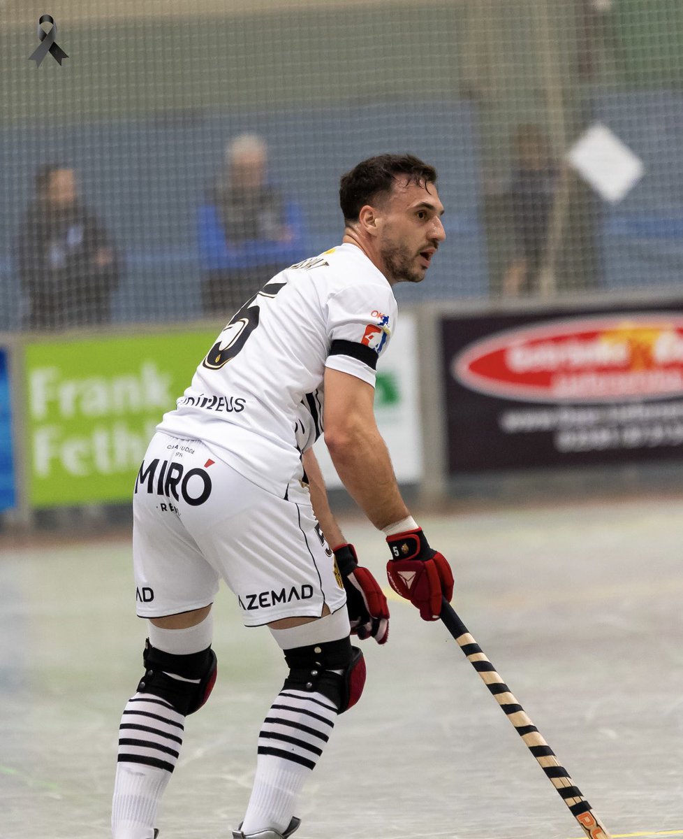 ReusDeportiu's tweet photo. โซ๏ธ๐ค En ๐ซ๐๐๐จ๐ซ๐ per tu, Quim.
En el partit dโaquest divendres a Alemanya, els jugadors del Reus Deportiu Virginias han lluit un crespรณ negre en honor a Quim Carballido, desaparegut porter de la base del Club.
#QuimPerSempre https://t.co/RYxvtlP6B5