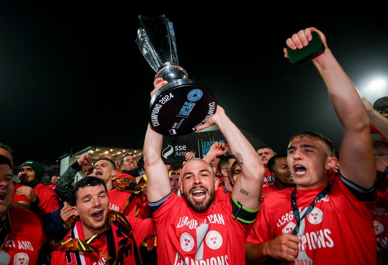 ballsdotie's tweet photo. The League of Ireland is red 🔴 https://t.co/Xt6nokeZrl