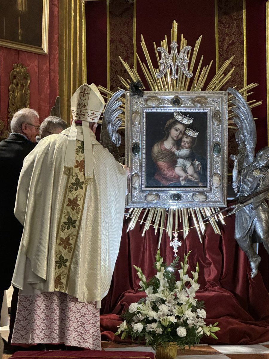 La medalla de la Ciudad de Guadix reposa ya sobre la Virgen de Gracia.

elcostalaccitano.blogspot.com/2024/11/medall…