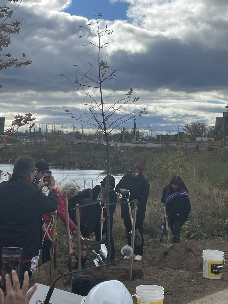 It was an honour to witness the naming of Ookwemin Minising and Biidaasige Park earlier today. 

The magnitude of this transformation is hard to reconcile with how it looks and feels as though the new river has always been there. Congratulations to everyone involved!