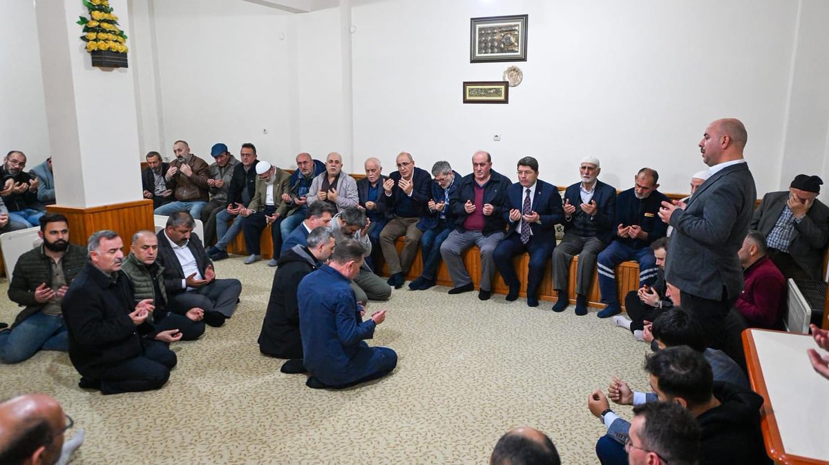 yilmaztunc's tweet photo. AK Parti Pendik İlçe Teşkilatımızda uzun yıllar görev yapan, vefatıyla bizleri derinden üzen dava ve yol arkadaşımız Muhammet Kaldırım’ın ailesini ve Bayburt Çayırözü Köyü Derneğini ziyaret ederek taziyelerimizi ilettik.

Merhuma Allah'tan rahmet, ailesine ve yakınlarına sabır diliyorum

Mekanı cennet, makamı âli olsun.