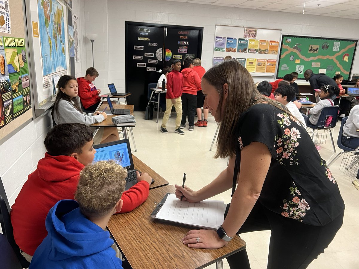 CMSAviatorsSS's tweet photo. Ss, Ts, Admin, and District Social Studies “touring” virtual museums created by @CrosbyMiddle 6th grade #Trailblazers. #ThePlaceToBe a Historian. https://t.co/JCH6SJ7HWa