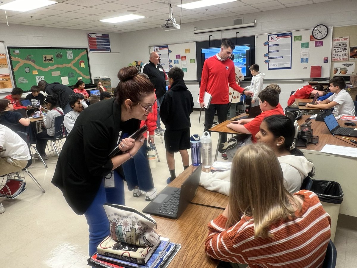 CMSAviatorsSS's tweet photo. Ss, Ts, Admin, and District Social Studies “touring” virtual museums created by @CrosbyMiddle 6th grade #Trailblazers. #ThePlaceToBe a Historian. https://t.co/JCH6SJ7HWa