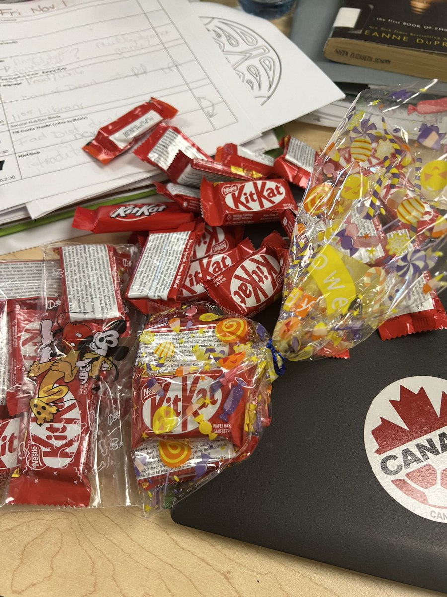 When your students take your hints and bring you treats after Halloween 🎃 🤩 #holt2425 #lovemystudents #canbebribedwithkitkats #kitkats