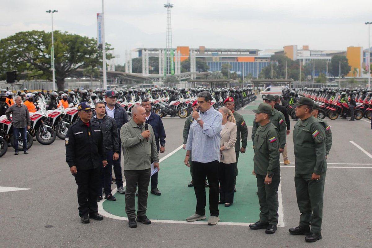 MPPRIJP (@mijpvzla) on Twitter photo 🔴 #EnVivo || Presidente <a href="/NicolasMaduro/">Nicolás Maduro</a> desde el Poliedro de Caracas realiza la entrega de medios para el fortalecimiento de la GNB, CPNB, Bomberos y Protección Civil. 🔴 #EnVivo || Presidente <a href="/NicolasMaduro/">Nicolás Maduro</a> desde el Poliedro de Caracas realiza la entrega de medios para el fortalecimiento de la GNB, CPNB, Bomberos y Protección Civil.