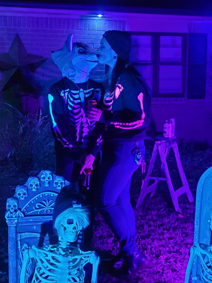 AstorxGrey's tweet photo. This wolf had a very happy Halloween!🐺💀🎃👻 https://t.co/RlmiDfzfGj