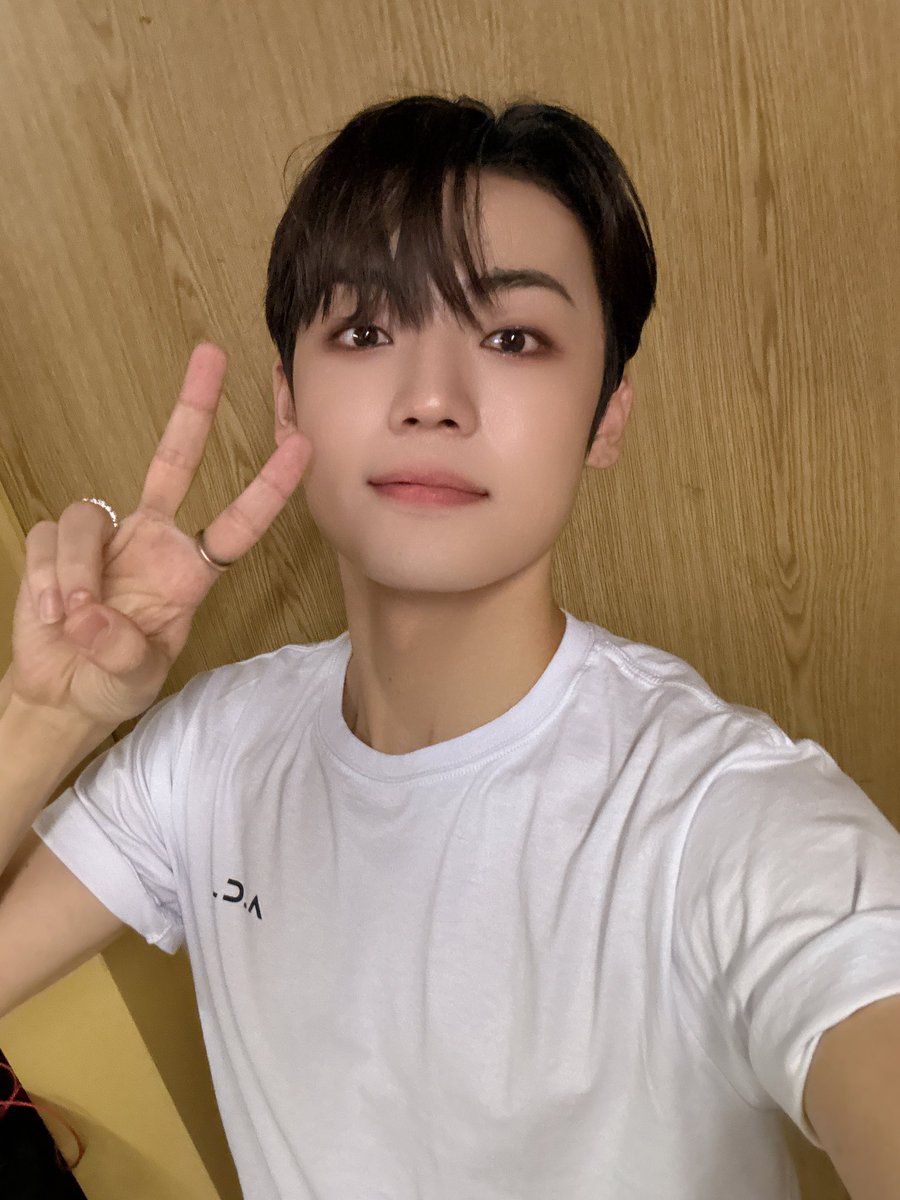 official_ACE7's tweet photo. [#에이스_강유찬]

Köszönöm Budapest 💛🇭🇺

#ACE #에이스 https://t.co/ui9589aNFw