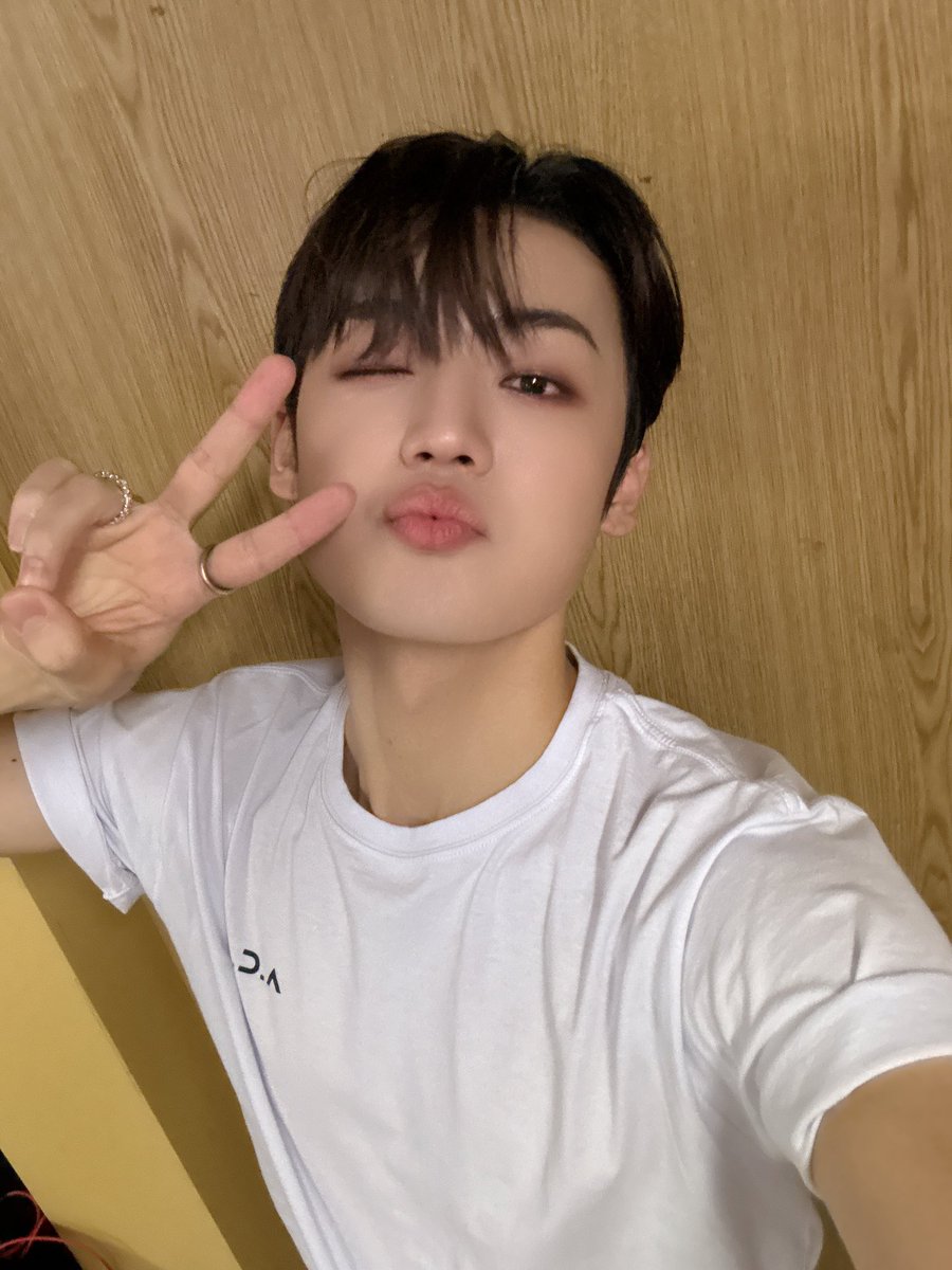 official_ACE7's tweet photo. [#에이스_강유찬]

Köszönöm Budapest 💛🇭🇺

#ACE #에이스 https://t.co/ui9589aNFw