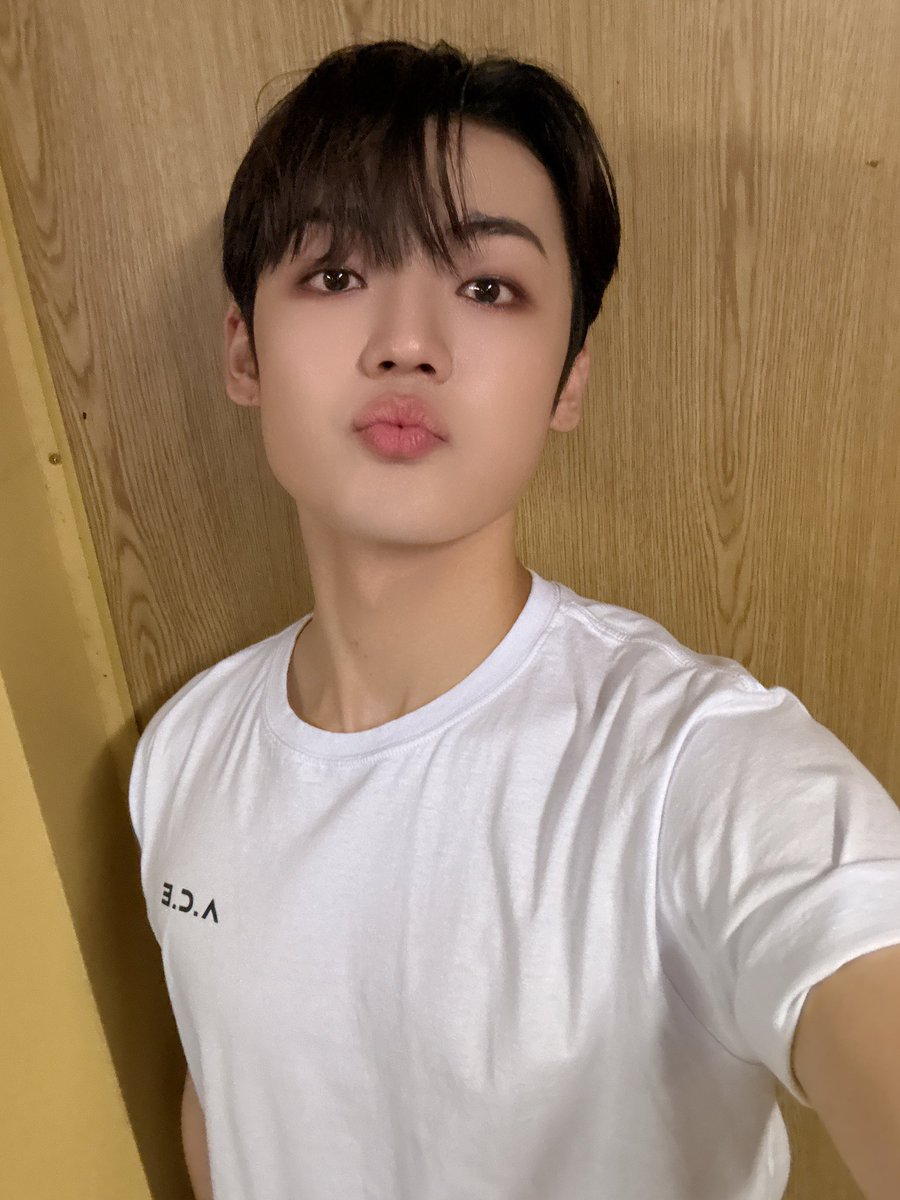 official_ACE7's tweet photo. [#에이스_강유찬]

Köszönöm Budapest 💛🇭🇺

#ACE #에이스 https://t.co/ui9589aNFw