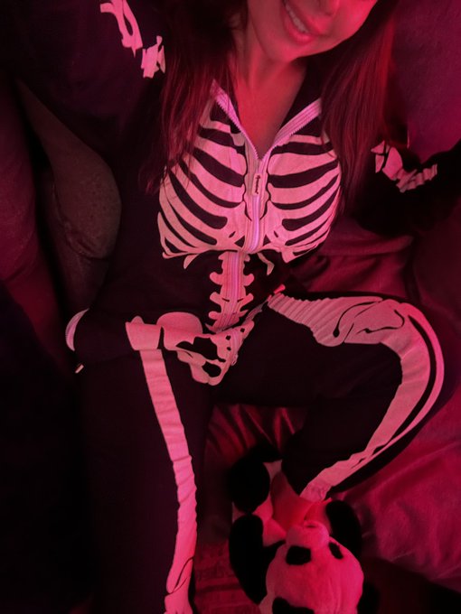 My trick or treat outfit last night ? https://t.co/dfbXivykUV
