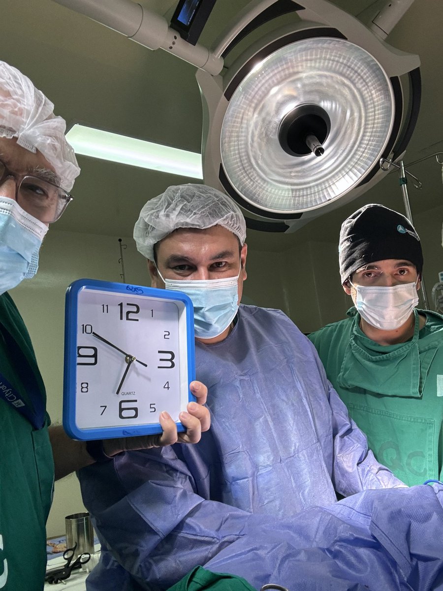 Para aquellos honorables sinvergüenzas privilegiados, a los planilleros, a los cirujanos que no operan…de los que ganamos menos de “un cupo de combustible “, aun así, somos orgullosos y felices de servir !.