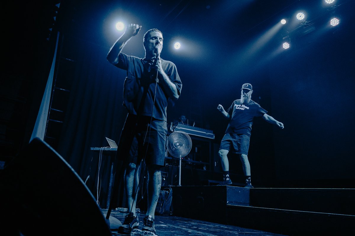 Sleaford Mods [<a href="/sleafordmods/">Sleaford Mods</a>] por primera vez en Argentina. Brutal. Fotos x <a href="/nadialguzman/">Nadia G.</a>.

🖤 @extnddntwrk <a href="/fit_as_fuc/">Jason Williamson</a>
