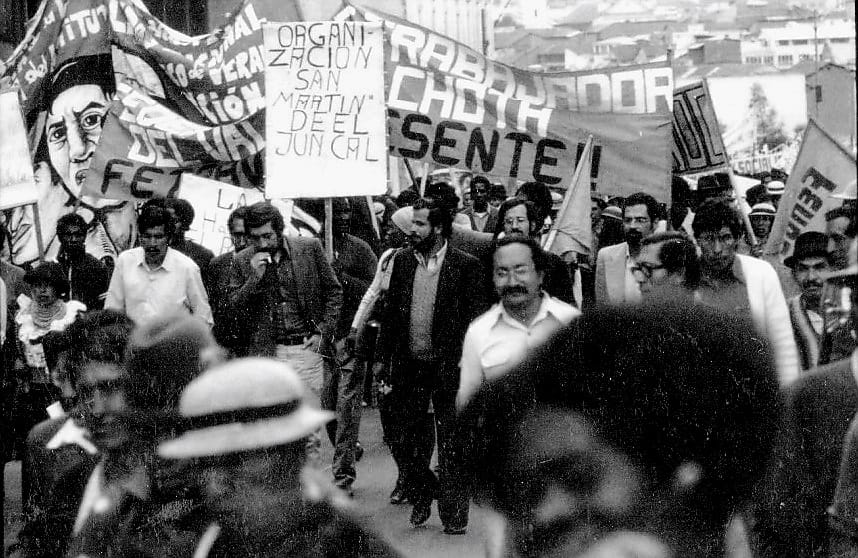 lombremono's tweet photo. Marcha Mártires de Aztra, 16 de Octubre de 
1980. 
Blanca Chancoso, Mesías Tatamuez, Pablo Suárez, Víctor Granados, Jorge Dávila, Francisco Muñoz, Paco Ron y Rogelio Housse. https://t.co/BOz1t1c9fe