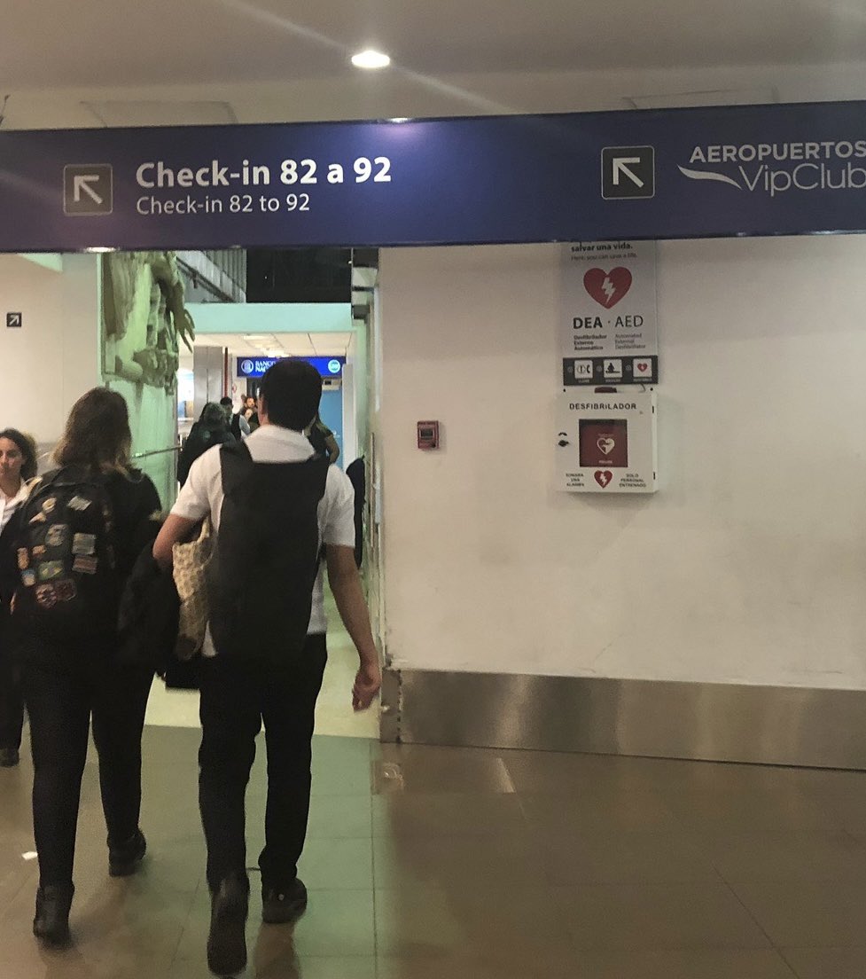 SerRgioB's tweet photo. El DESFIBRILADOR llegó a tiempo, en medio de la huelga en EZEIZA ✈️ y con demora de 9 horas, un pasajero se descompensó e iniciamos maniobras de RCP, prontamente llegó el DEA⚡️ Gracias a los pasajeros , al personal del aeropuerto y de la PSA 👏👏👏 💪
#rcp #muertesubita #aa2000 https://t.co/K12JUR2pXb