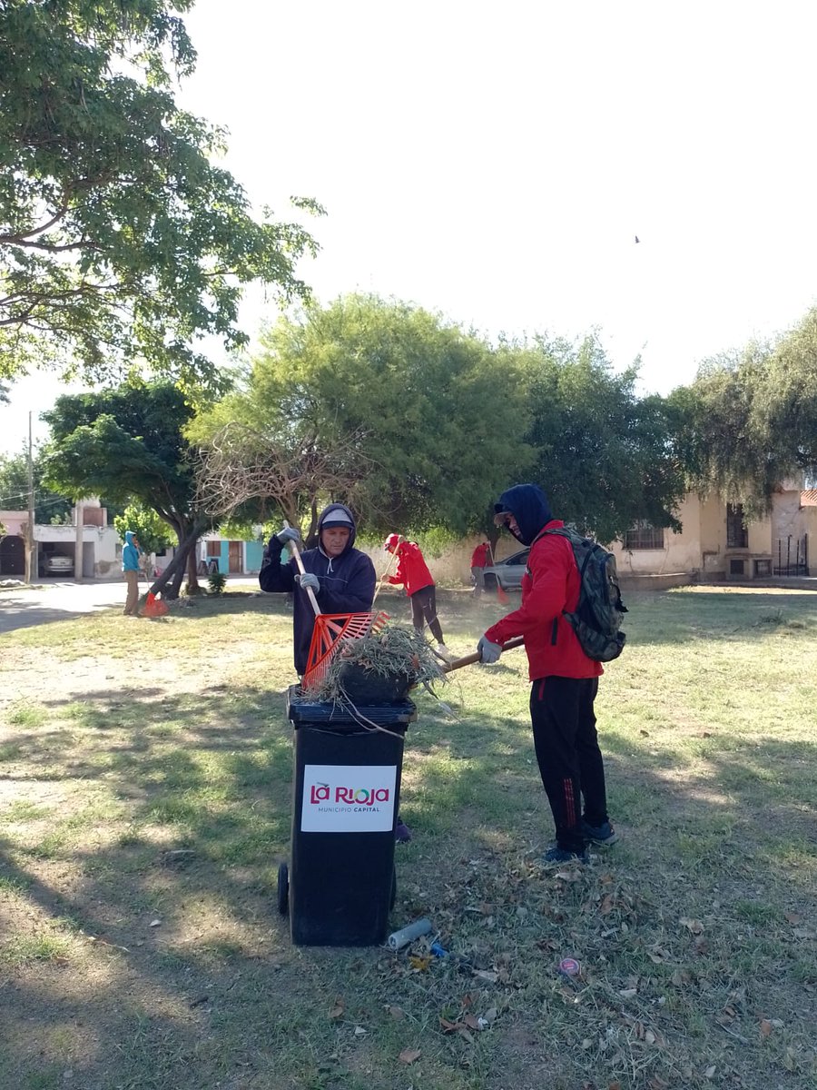 JorgeCeballoslr's tweet photo. ¡ESTAMOS TRABAJANDO!🌄⚠️👍

Nuestro equipo operativo está llevando a cabo tareas de barrido, corte de malezas, poda y levantamiento de montículos en el Barrio Hospital.

Nuestro objetivo: prevenir la propagación del Dengue y mantener este sector de la Ciudad limpio y seguro. https://t.co/B8HeTHWCSr