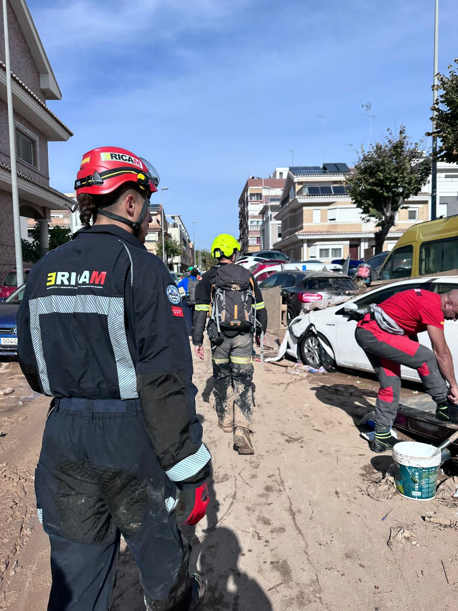 ESDP_esp's tweet photo. Guías caninos y perros de búsqueda de la ESDP están en Valencia, integrados como parte del #ERICAM de la @ComunidadMadrid, para colaborar tras la #DANA.

Hoy hemos estado trabajando en Benetússer junto a #BomberosCM #SUMMA112 @LasRozasPCivil.

Toda la info en @112cmadrid https://t.co/uYUxk3BLgr