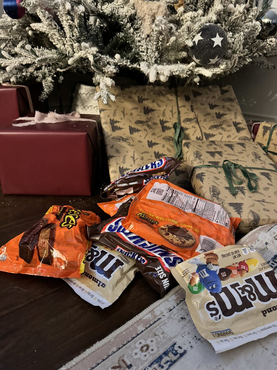 JulesAWarren's tweet photo. Happy Nov 1 to all who celebrate!  #BOGOCandy #FirstDayOfChristmas https://t.co/gAeBfEriZ7
