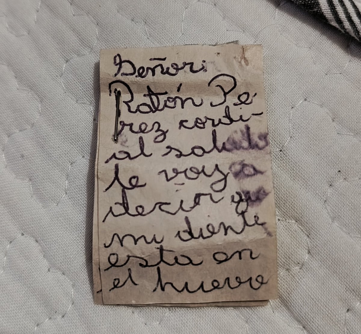 mafe__jb's tweet photo. Estaba buscando un collar en las cosas de mi mami y encontré una carta de cuando le escribí al ratón Pérez 😭 "Señor: Ratón Pérez cordial saludo" jajaj🥺 https://t.co/FAPoHsaRRZ