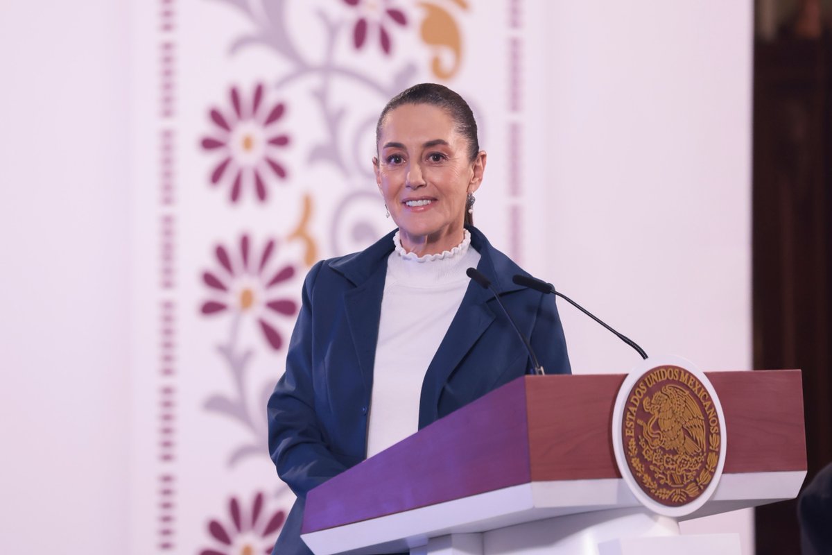RicardoMonrealA's tweet photo. En la @Mx_Diputados recibimos de la presidenta @Claudiashein la iniciativa para crear, entre otras, las secretarías de las Mujeres; de Ciencia, Humanidades, Tecnología e Innovación; de Anticorrupción y Buen Gobierno, y la Agencia de Transformación Digital y Telecomunicaciones. https://t.co/pN3yibUmWn