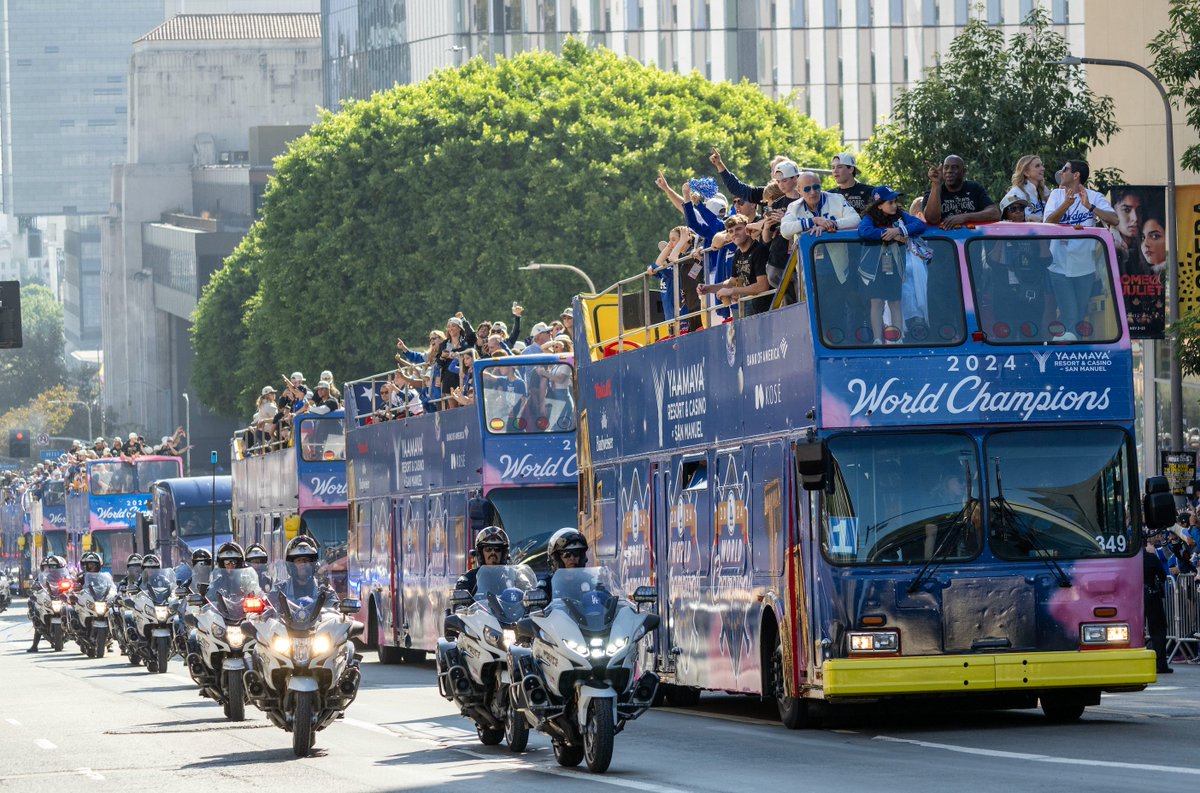 michaeljduarte's tweet photo. Here's some of my favorite images from the #Dodgers #WorldSeries parade today (Courtesy of Getty Images) https://t.co/SKVYQz2M3E