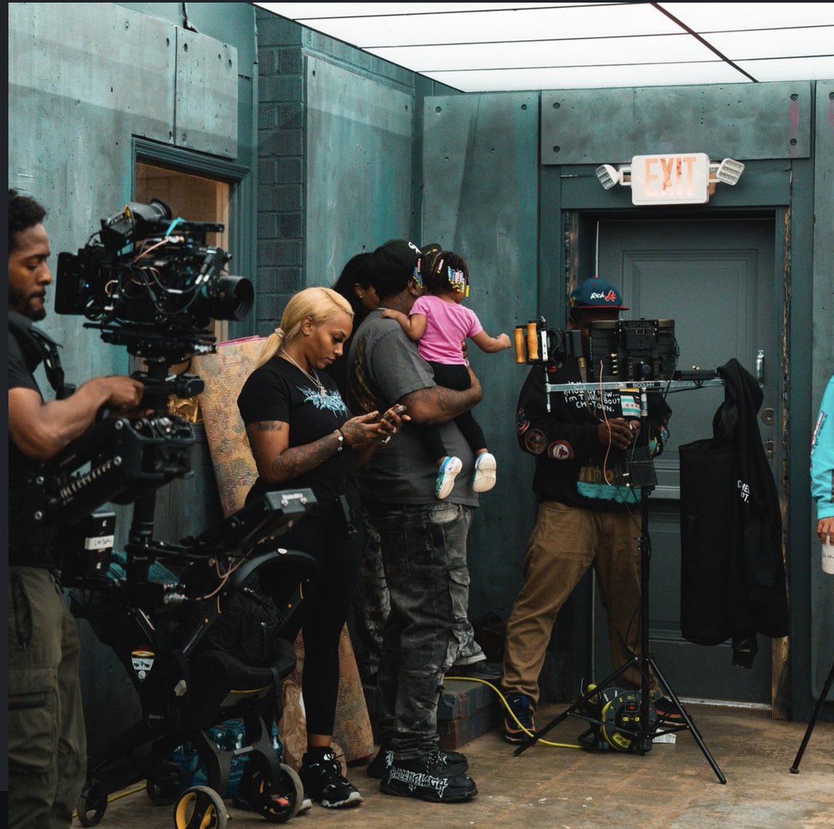 hilarryous_f's tweet image. Got to work with @4shootersonly yesterday and hear Syleena, SANG!

#ACtings #FocusPuller