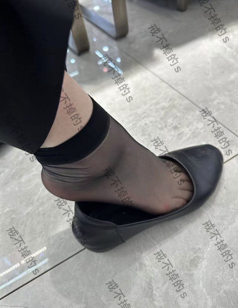 #专柜收丝 
出两双中介销售的重口工作鞋，夏日每天几万步穿出来的，汲取了精华，买鞋送丝，鞋主直发。
天冷了，sao姐们开始棉袜里穿几把套子了，各位期待吧，图四视频中的白棉袜和短丝同出。需要的联系 https://t.co/XJnqHoxBNo