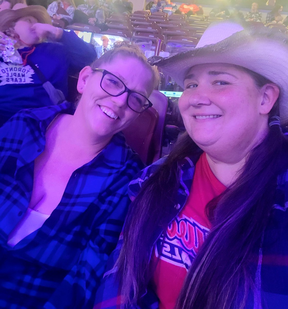 WickedQueenOne's tweet photo. Celebrating my birthday with my Gennies!  Sec 101 row 6 seat 8 @Oshawa_Generals #selfieinyourseat https://t.co/YbOFssOH0Q