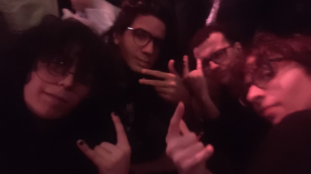 oiMittens's tweet image. Muito obrigado @Profitz14 por causa de vc eu conheci @DeXobas e os outros arrombados da segunda foto (@ExiledNang e @BsWasBanned), puta efeito borboleta bizarro, se tu não tivesse postado aquele um vídeo reagindo ao Dx eu nunca se quer teria ido pra Knotfest e conhecido+++