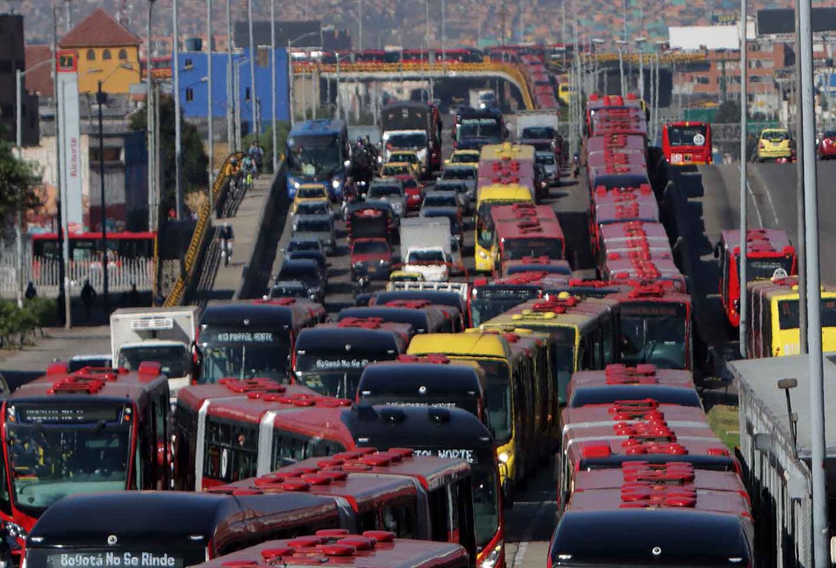 putiandoratas's tweet image. Cada vez que estés metido en un trancón y estés dentro de un transmilenio, no se te olvide que @EnriquePenalosa lleva más de 20 años saboteando la construcción del METRO.