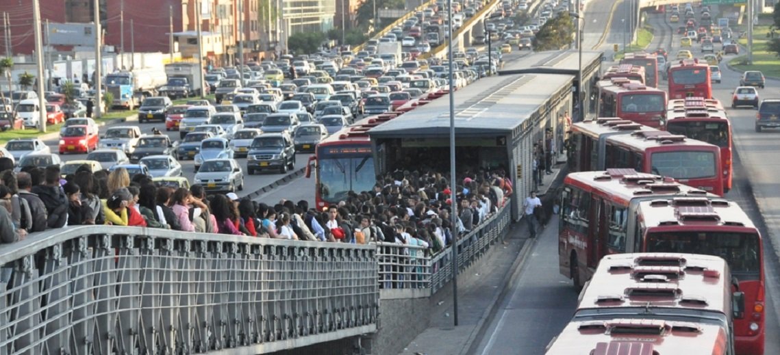 putiandoratas's tweet image. Cada vez que estés metido en un trancón y estés dentro de un transmilenio, no se te olvide que @EnriquePenalosa lleva más de 20 años saboteando la construcción del METRO.