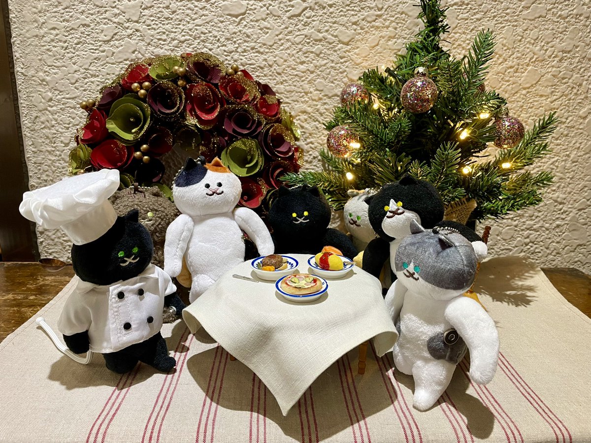 forbbasonic's tweet photo. 楽しみに��ていたsuiminさんの個展へ。どの作品も素敵で気持ちが暖かくなりました🥰
今回も大家族でお邪魔したらクリスマスパーティーになっちゃった！
 #キッチンネコ https://t.co/A3NdZ9jSW3