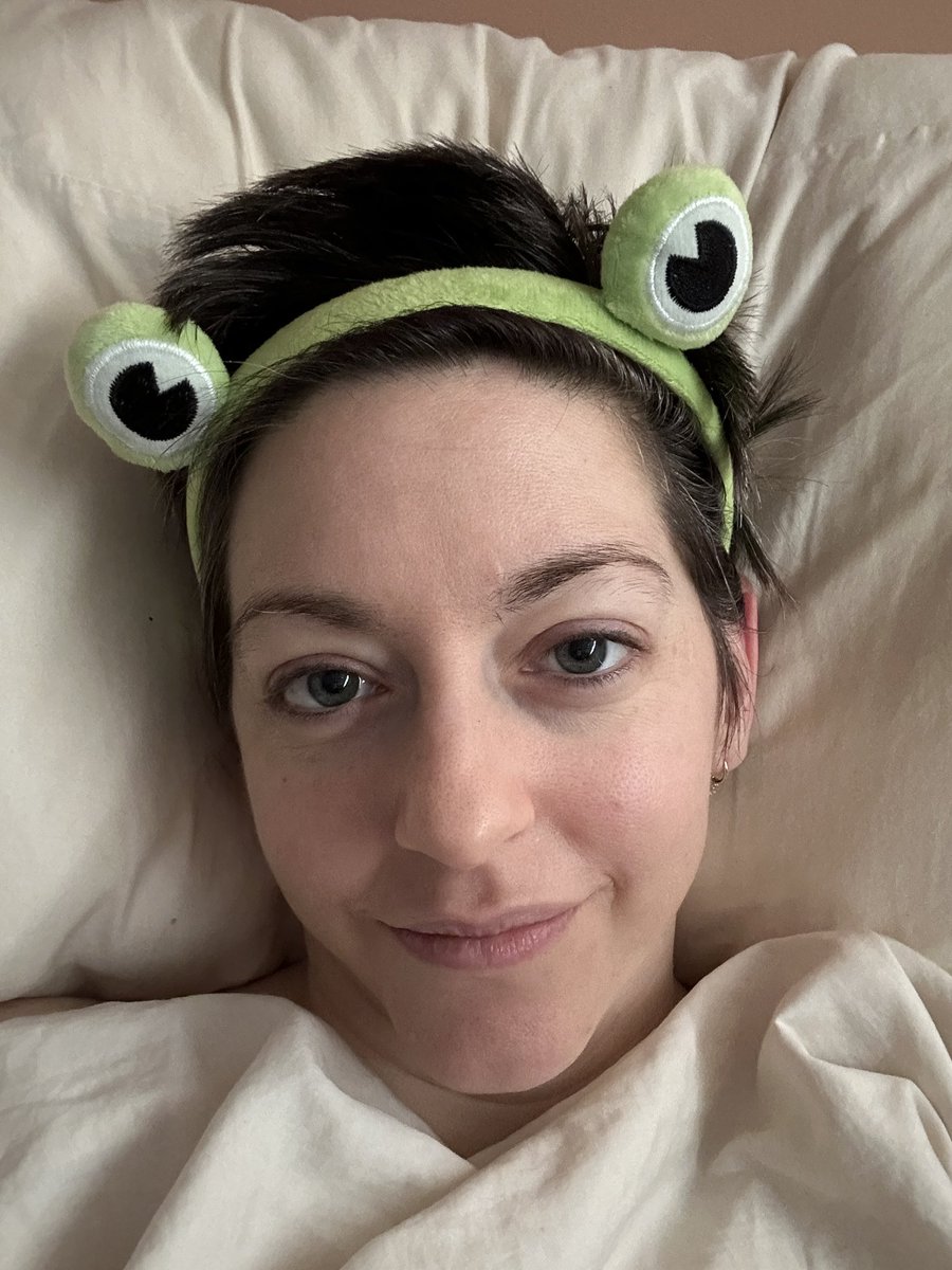diannahaze's tweet photo. I can’t bring myself to change my profile pic to what I look like now. I just don’t feel like it’s me. Like I’m still living in an impostor’s body. https://t.co/XSPjEMIISp