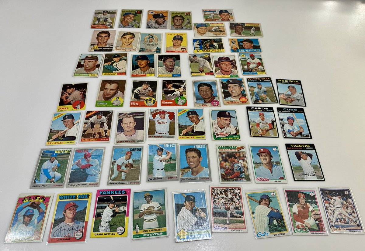 dhdrewry's tweet photo. Unbelievable, wonderful, glorious, generous #mailday from @UsefulFoma!! Rob, thank you very much for these magnificent cards. My #ToppsThroughTheYears binder project just took a big leap forward. I’m putting them all in tonight. Thank you so much. I appreciate your giving spirit. https://t.co/rDNx3RKJun