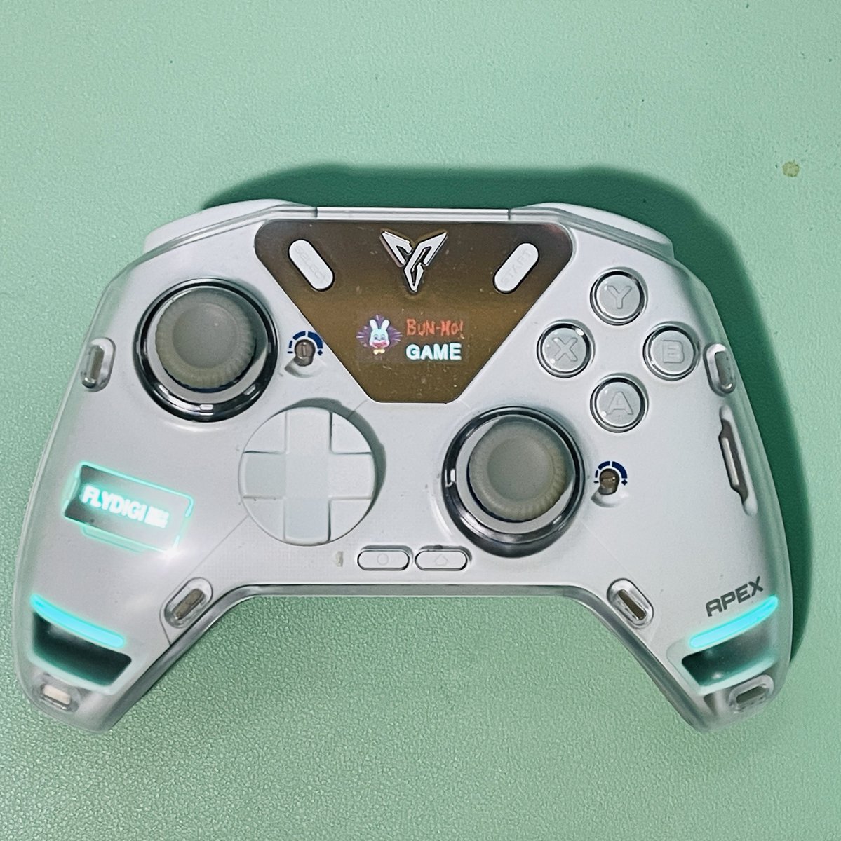 BUNHO69's tweet photo. モンスターハンターワイルズのベータ版やってますが、コントローラーはFLYDIGIのAPEX4を使ってます、なぜかStreamでは本編はサポートされてるのにベータ版ではサポートされてない表示なってますが、普通に使えてます、バイブレーションもOKです。
参考までに
#MHWilds #FLYDIGI #APEX4 https://t.co/soT11fkj3f