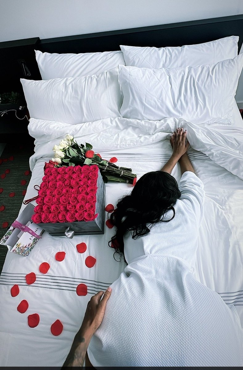 unique_funposts's tweet image. Nobody:

Girls getting premium birthday gift😀