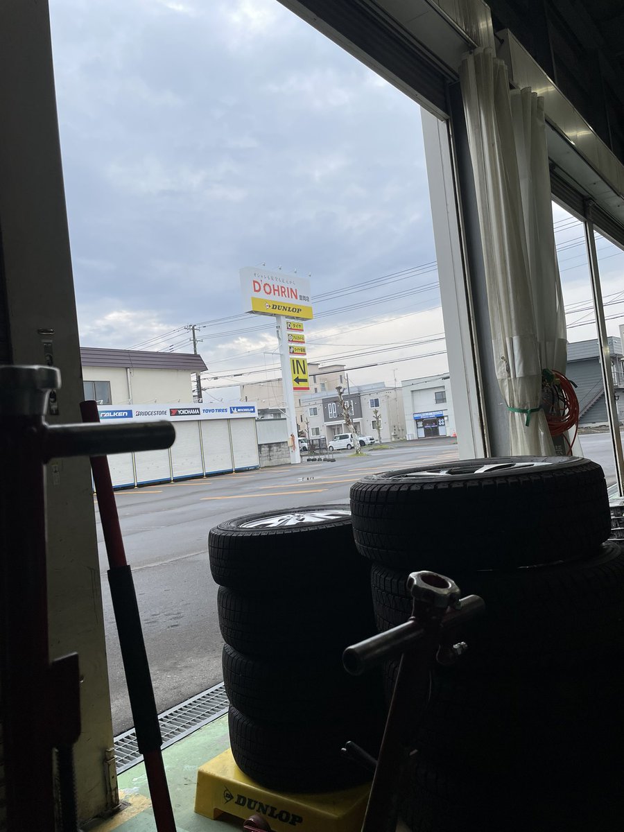 大量のタイヤと#イマソラ
本日ご予約盛りだくさんなので低浮上になりますが、よろしくお願いします☺️✨
ちなみにめちゃ寒くて曇りです！

#企業公式が朝の挨拶を言い合う 
#企業公式