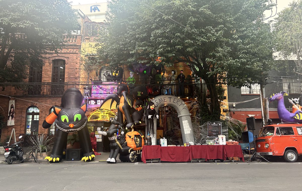 La #RomaNorte preparándose para su tradicional concurso de disfraces. La cita es a partir de las 7 de la noche en la calle de Morelia entre Durango y Colima. #PlazaRomita #ParquePushkin