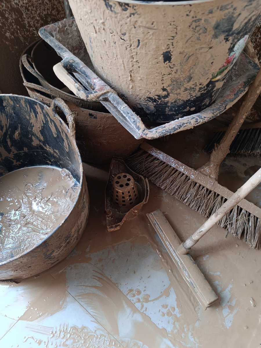 Nota al marge:

Al centre de la foto, l'única "presència" de la Guàrdia Civil que hem tingut hui al centre de Paiporta.

Viva España.